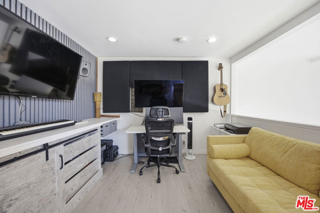 1900 Vine Street 303