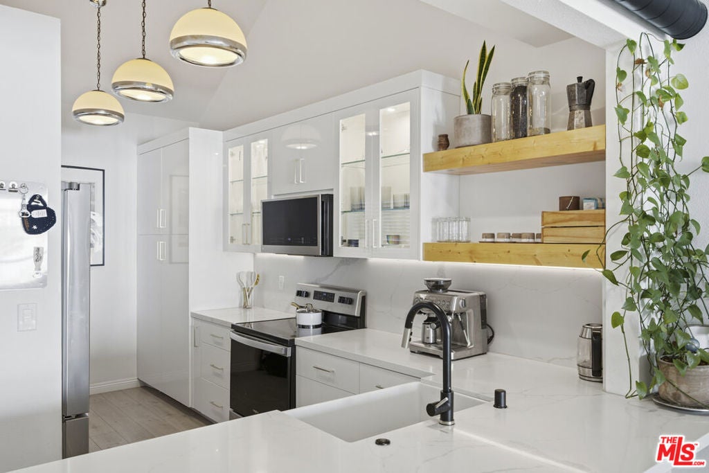 1900 Vine Street 303