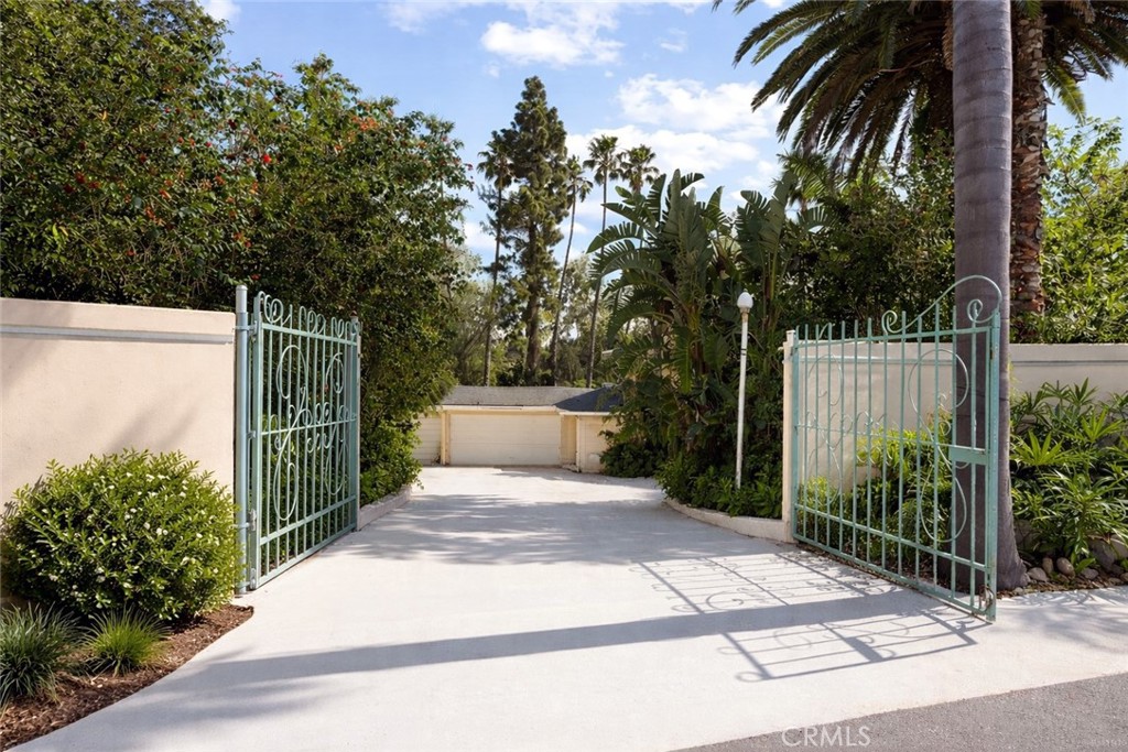 15 La Crescenta Drive