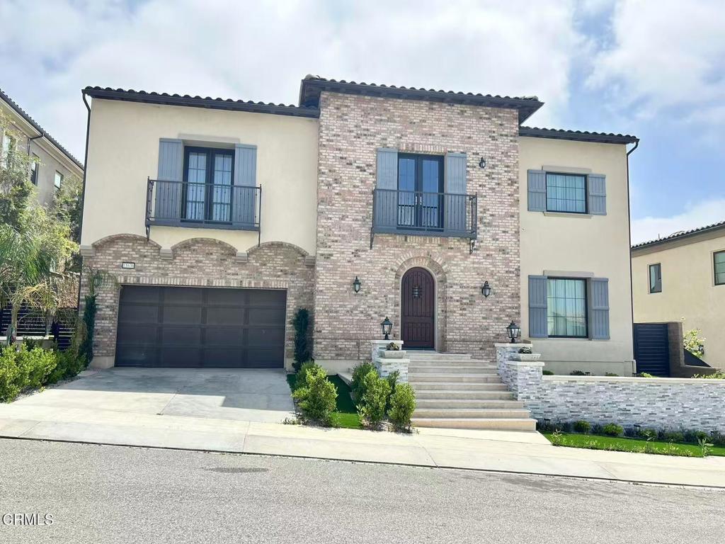 This stunning two- story house built in 2020, features 5 bedrooms and 5.5 bathrooms, all upgraded en-suites, located in Wescliffe gated community, it offers an open- concept kitchen plus a separete wok kitchen. Enjoy the beautiful city lights views, privated pool, BBQ and luxurious modern living thoughout.