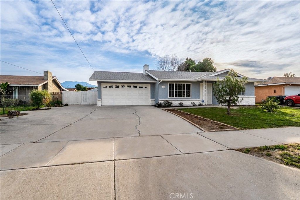 Photo of 638 N Girard St, Hemet, CA 92544 (MLS # CV25278586)