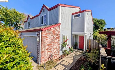 Photo of 16 Town Sq PL Pl, Oakland, CA 94603 (MLS # 41130444)