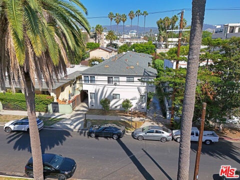 Photo of 5131 Clinton Street, Los Angeles, CA 90004 (MLS # 26999267)