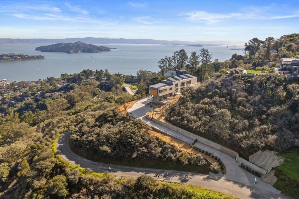 3 Wolfback Ridge Road