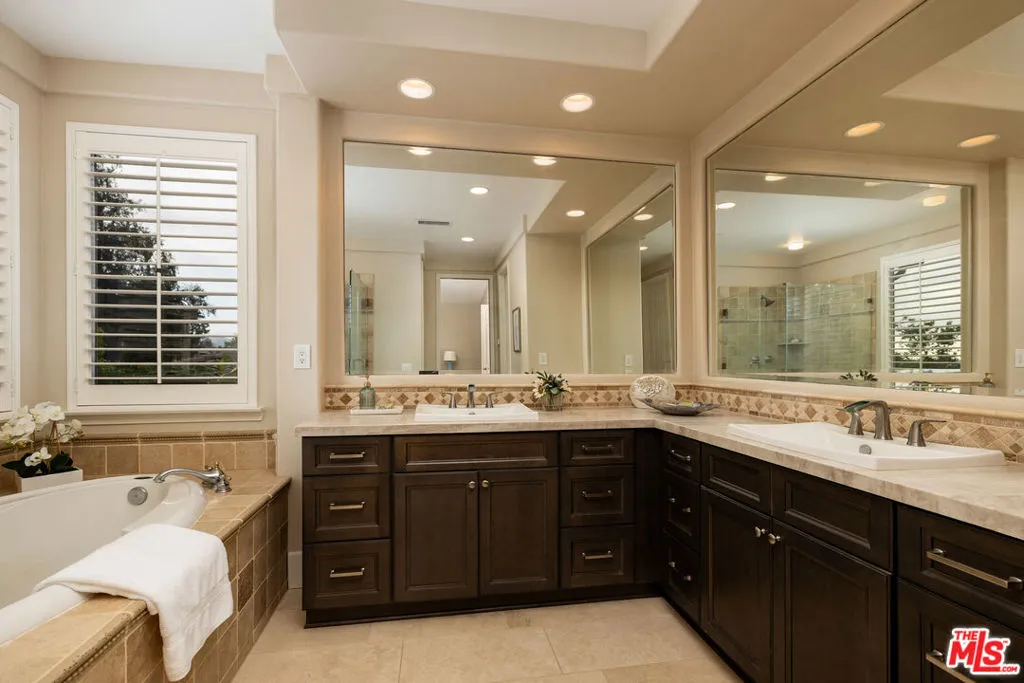 Camarillo, California 93010, United States, 5 Bedrooms Bedrooms, ,5 BathroomsBathrooms,Residential,Active,189478