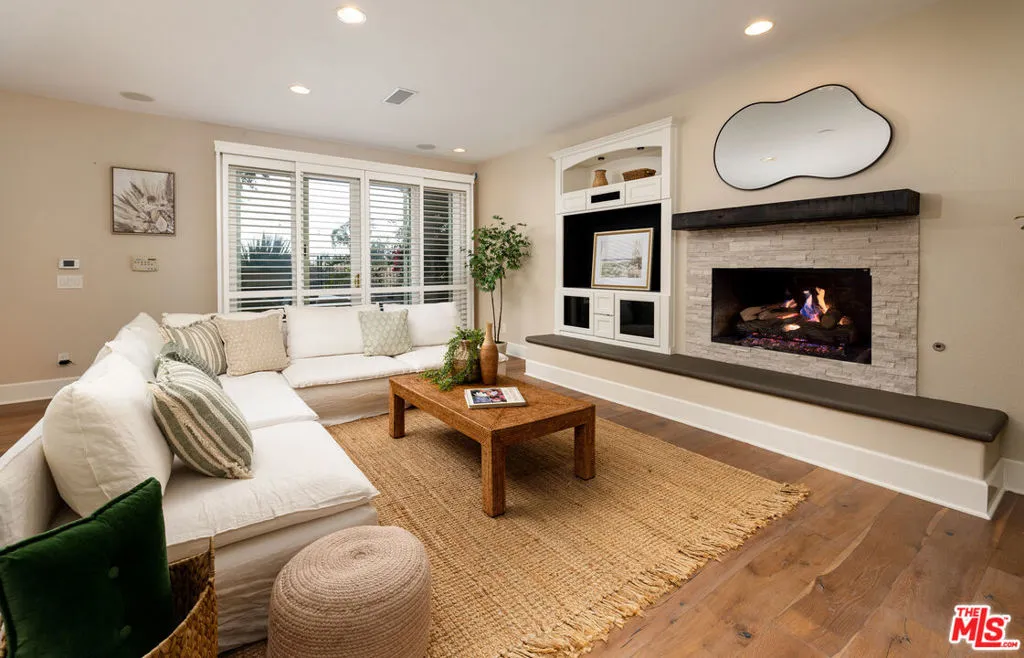 Camarillo, California 93010, United States, 5 Bedrooms Bedrooms, ,5 BathroomsBathrooms,Residential,Active,189478