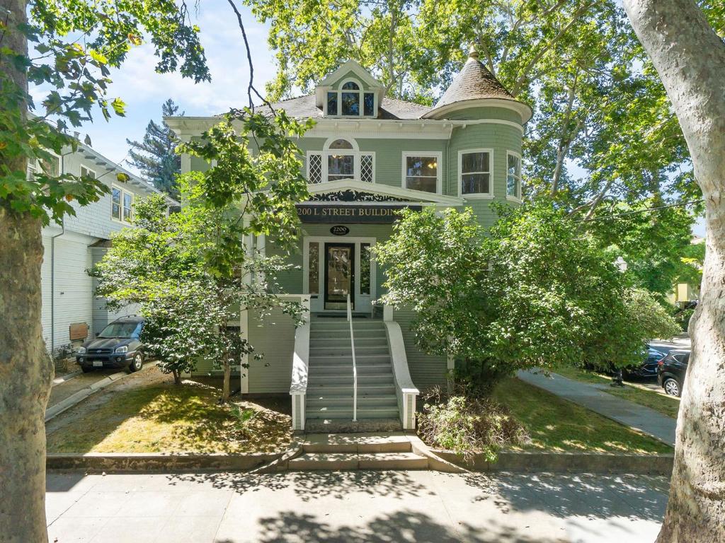 Wonderful opportunity to own this beautiful historic victorian office building in the heart of Sacramento. Beautifully maintained and renovated this building is just a couple blocks from the capital. With 10 possible spaces to lease this building brings in the perfect combo of adding history, value, and cash flow to your portfolio OR perfect opportunity to turn back into a Residence or Multi Family Home!