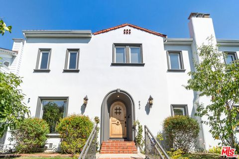 Photo of 956 S Longwood Avenue, Los Angeles, CA 90019 (MLS # 26636039)
