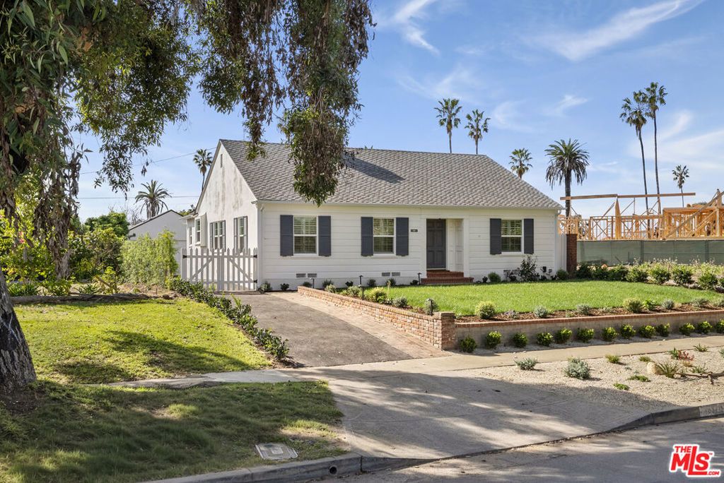 Photo of 15328 De Pauw Street, Pacific Palisades, CA 90272 (MLS # 26641771)