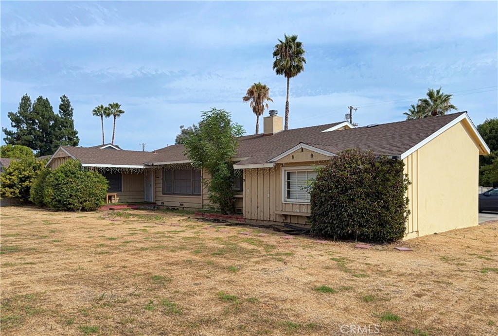 Comfortable, charming, and affordable, this single-story home is now available and ready for immediate move-in. Featuring four spacious bedrooms—including a private primary suite—this home is designed with both functionality and comfort in mind.
The kitchen is equipped with a convenient eat-in dining area that opens to a bright and inviting family room, perfect for gatherings and everyday living. With all four bedrooms located on one side of the home and the living areas on the other, the layout provides a sense of privacy while maintaining a seamless flow throughout the house. Recently refreshed with new interior paint and durable, wood-like flooring throughout, this home is both stylish and low-maintenance. The primary suite offers a quiet retreat, while the additional bedrooms provide ample space for family, guests, or even a home office.
Nestled in a desirable neighborhood, this detached single-family residence combines the value of affordability with the comfort of move-in readiness. Opportunities like this—an updated four-bedroom home at such a great price in a great location—are rare. Don’t miss your chance to make this your next home!