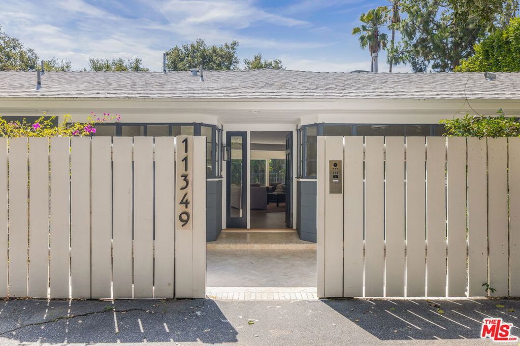 Photo of 11349 Canton Drive, Studio City, CA 91604 (MLS # 25616875)