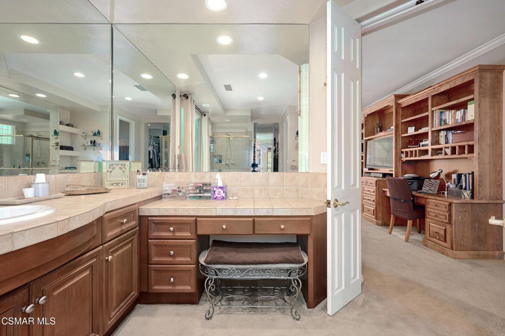 listing image 130722710981238994693