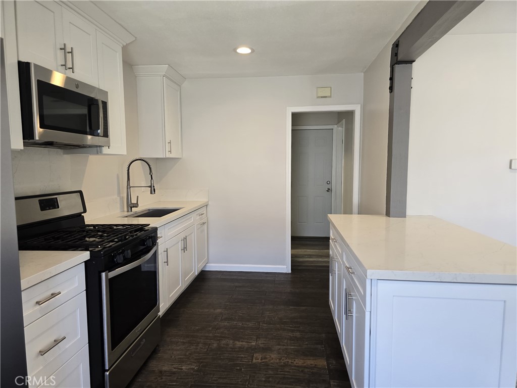 Move right into this beautifully updated 1-bedroom, 1-bath home ideally located near Chapman University and the charming Old Towne Orange Plaza. The interior features fresh designer finishes including wide-plank flooring, neutral paint, and plenty of natural light. The modern kitchen is equipped with quartz countertops, white shaker cabinetry, stainless steel appliances, and a breakfast bar that opens to the living space. The updated bathroom offers a clean, contemporary look with sleek tile flooring and fixtures. A private single-car garage provides added convenience. This home combines comfort, style, and location—just minutes from shopping, dining, freeways, and the historic Plaza in the heart of Orange.
