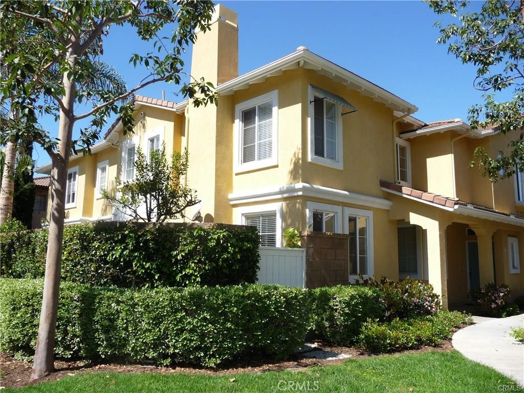 This beautiful corner/end-unit townhouse offers 3 bedrooms plus a loft and 3 full bathrooms, ideally situated in a quiet area of the community. The home features a convenient bedroom and full bathroom on the ground level, with dual master suites upstairs. The open-concept floor plan includes a gourmet kitchen with a uniquely shaped peninsula counter/bar that opens to the dining area and living room. A large pantry is located next to the kitchen, and an inside laundry room downstairs provides easy access to the attached two-car garage. Upstairs, the loft is perfect for a home office. The spacious primary master suite includes a walk-in closet and an en-suite bathroom with double-sink vanities, a separate shower, and a soaking tub. The second upstairs bedroom also offers a walk-in closet. The private yard, with mature trees and lush landscaping, is ideal for outdoor entertaining. This home is conveniently located just steps from Oak Creek Elementary School, supermarkets, and restaurants.