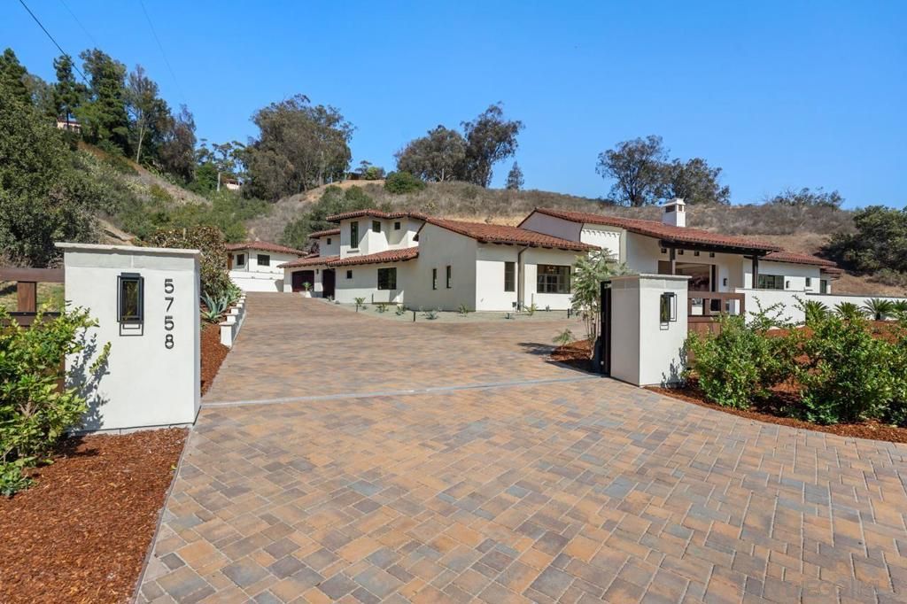 Photo of 5758 Las Palomas, Rancho Santa Fe, CA 92067 (MLS # 250041561SD)