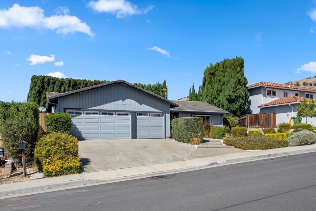 3653 Slopeview Drive