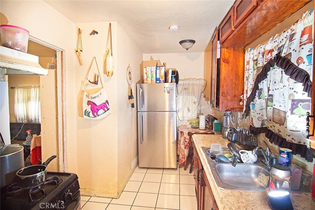 6905 Compton