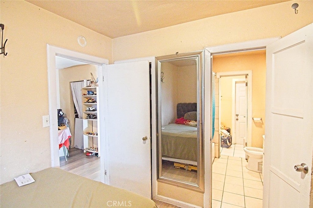 6905 Compton