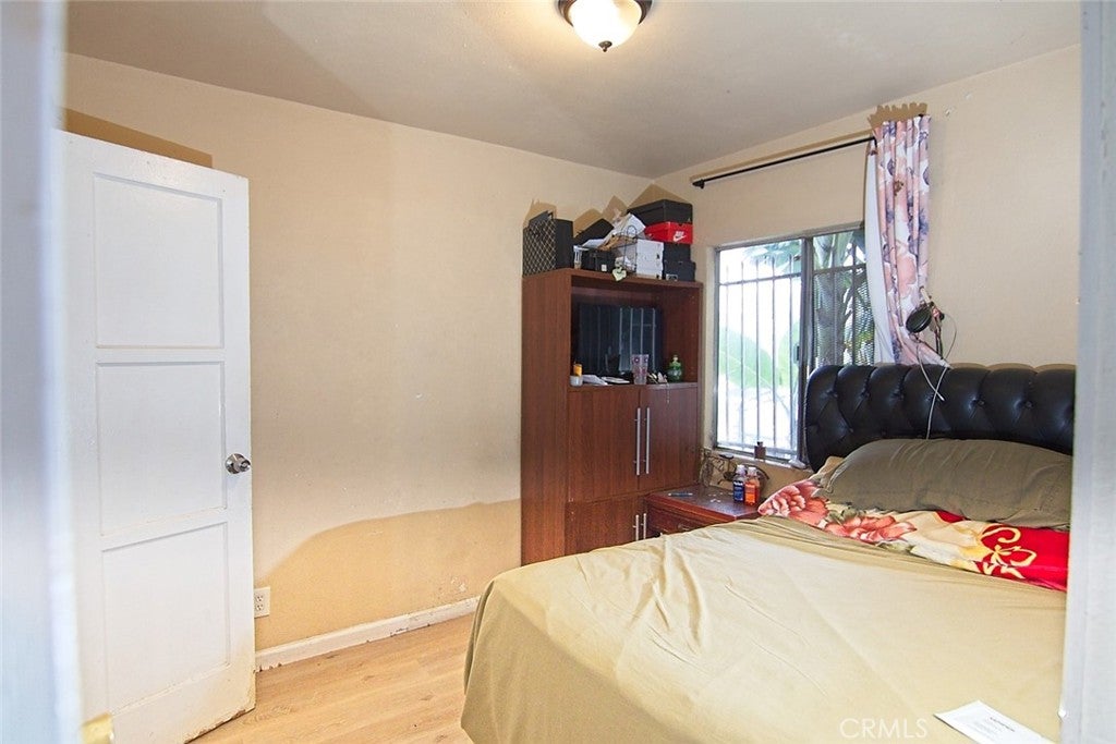 6905 Compton