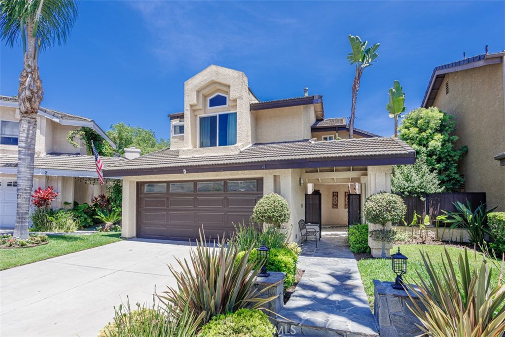 Located in beautiful Laguna Niguel at the end of a quiet Cul de Sac. This sparkling home shines like new. Recently painted interior screams lease me.