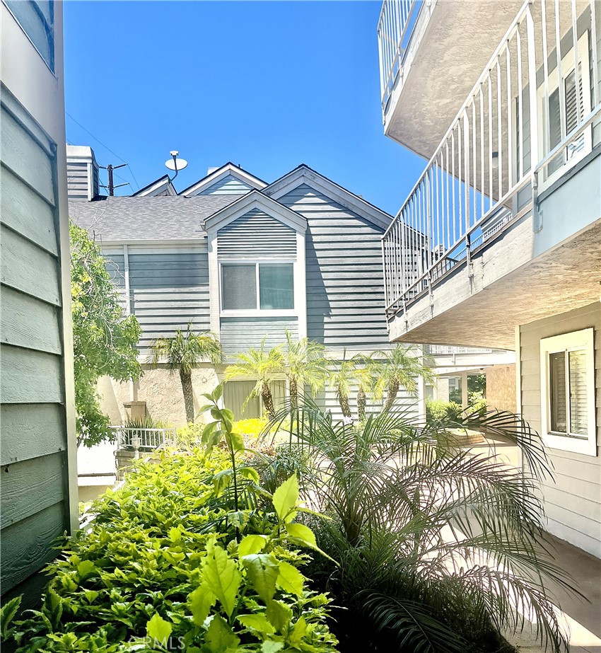 Standard Sale: Corner Unit: 2 bedrooms / 2 bathrooms / 2 parking spaces, in-unit Laundry, Fireplace, Central Air, Large balcony. This corner unit truly has it all, including, a primary bedroom opposite side of the guest bedroom, a spacious living room with a gas fireplace, large windows and sliding doors leading out to the generous balcony. the kitchen features all stainless steel, range and dishwasher along with a breakfast bar that opens onto a bright dining room. The Whalers Run Complex offers plenty of amenities, including a sparkling pool, spa, recreation room, and a service elevator. Whalers Run is conveniently located near restaurants, shops, parks, and downtown Long Beach. This is a must see.