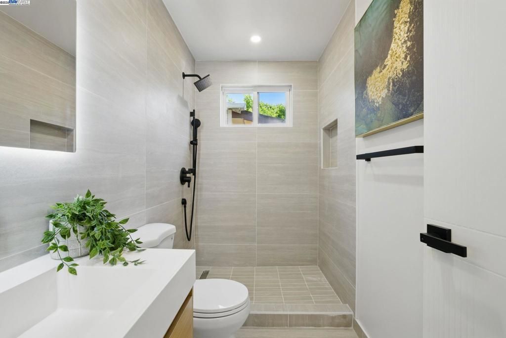 listing image 130725706856843252076