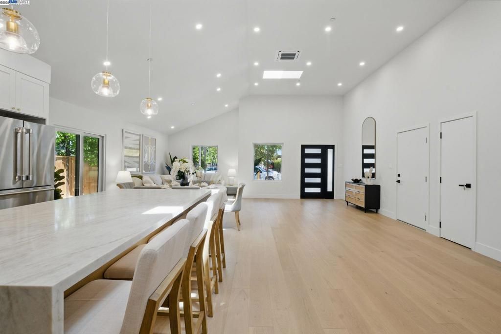 listing image 130726836834128166912