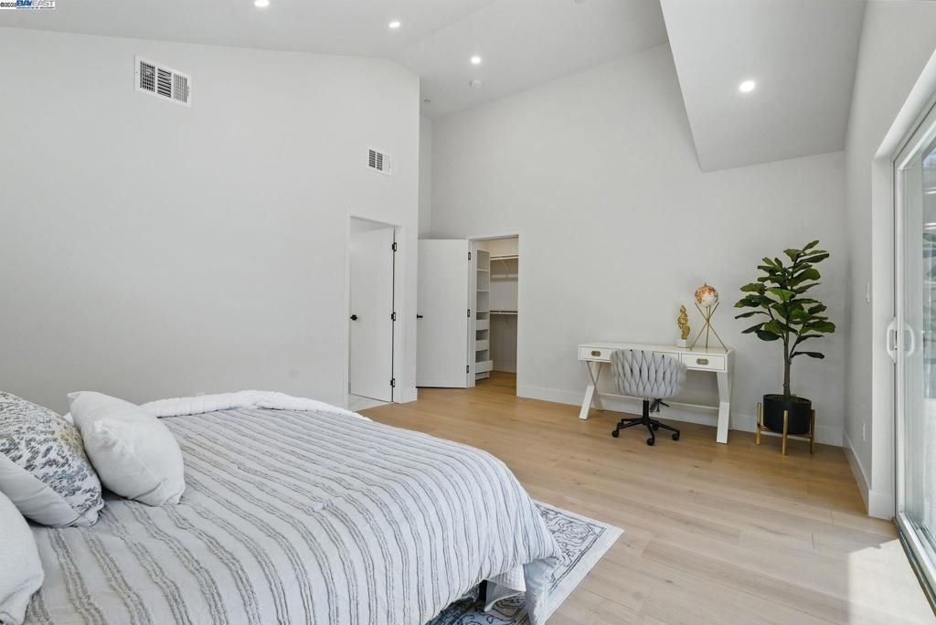 listing image 130726344658004476863