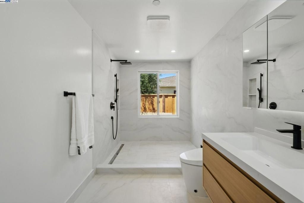 listing image 130729412460218873591