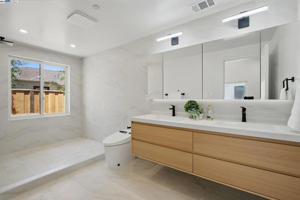 listing image 130727769195154070853