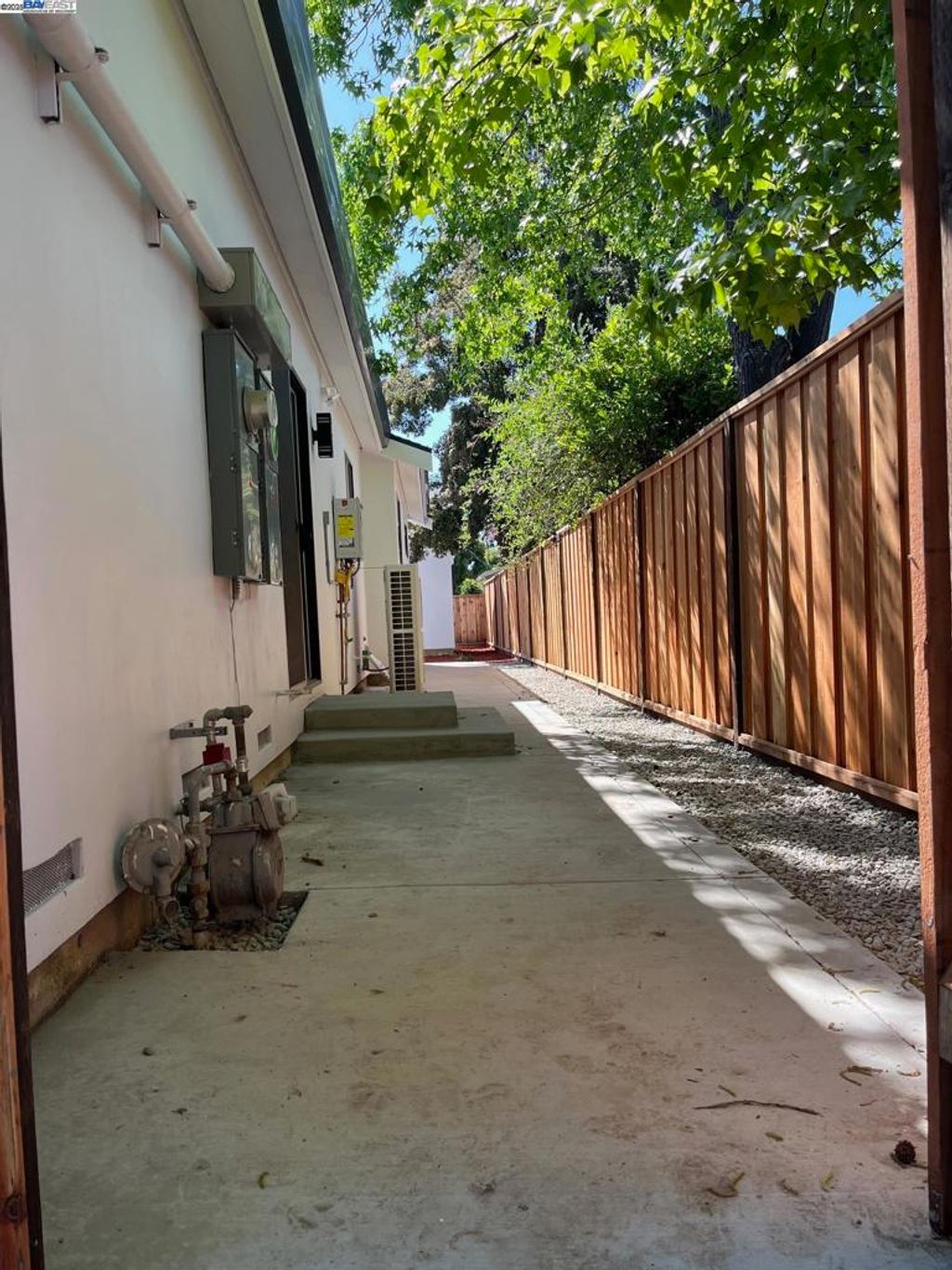 listing image 130722312631811533694