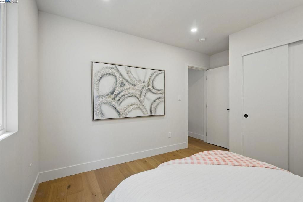 listing image 130724351052018898180