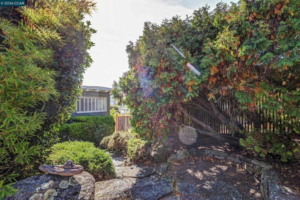 557 Summit Dr