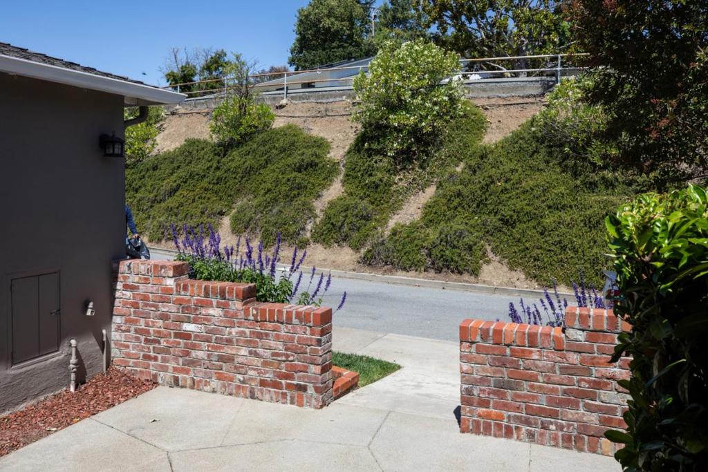 1029 Lupin (Lower) Way
