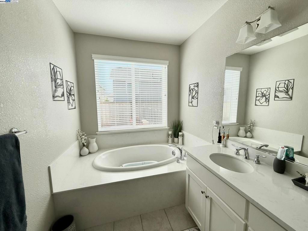 listing image 130721603438204445180