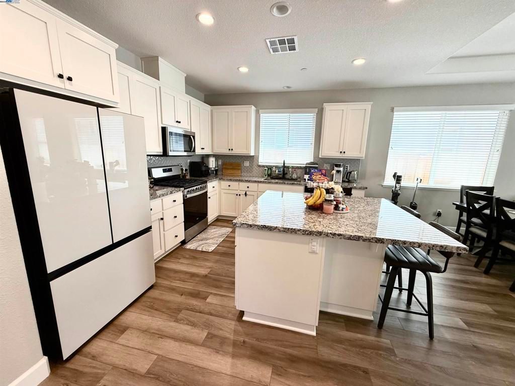 listing image 130726731680882777158