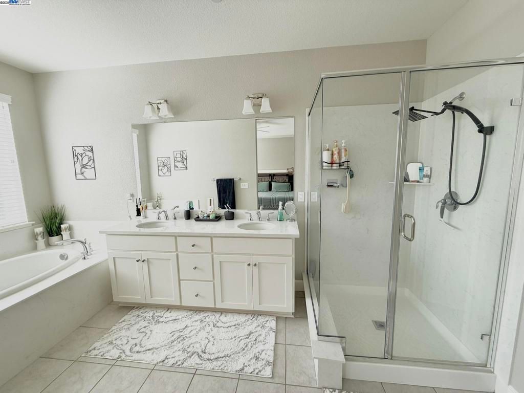 listing image 130721472875602175138