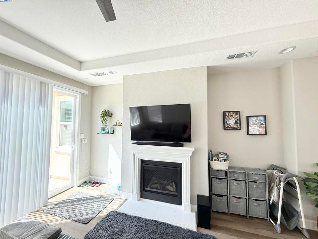 listing image 130724484938089338459