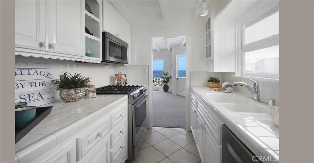 Laguna Beach, California 92651, United States, 3 Bedrooms Bedrooms, ,3 BathroomsBathrooms,Residential,Active,184758