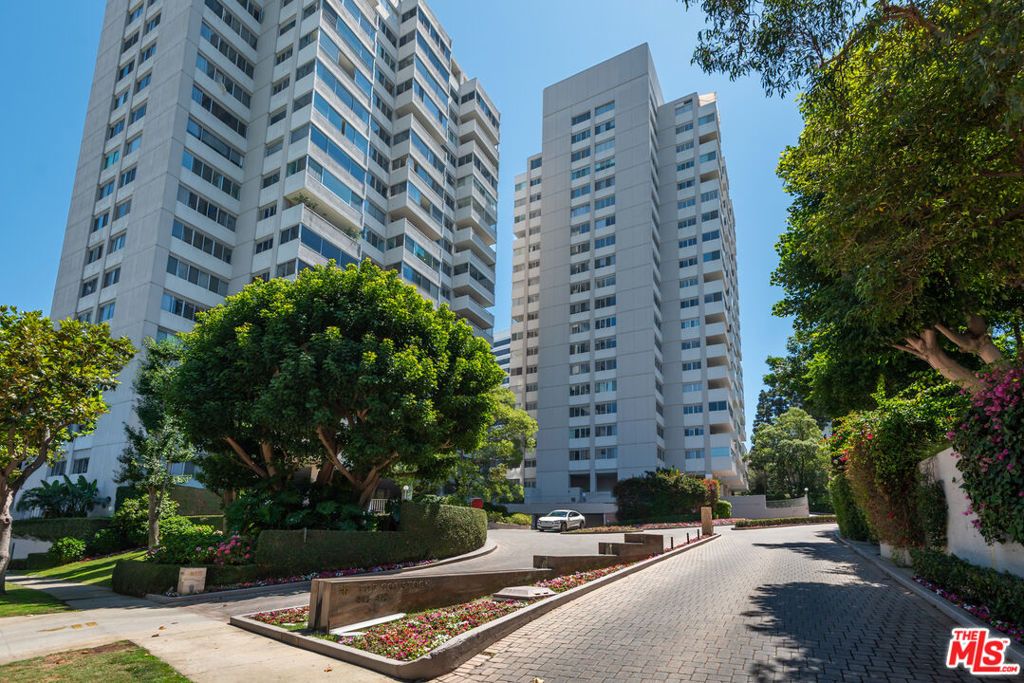 Photo of 865 Comstock Avenue #PHD, Los Angeles, CA 90024 (MLS # 25564229)
