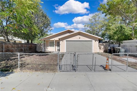 Photo of 214 W Latham Ave, Hemet, CA 92543 (MLS # TR25245104) Photo of 214 W Latham Ave, Hemet, CA 92543 (MLS # TR25245104)