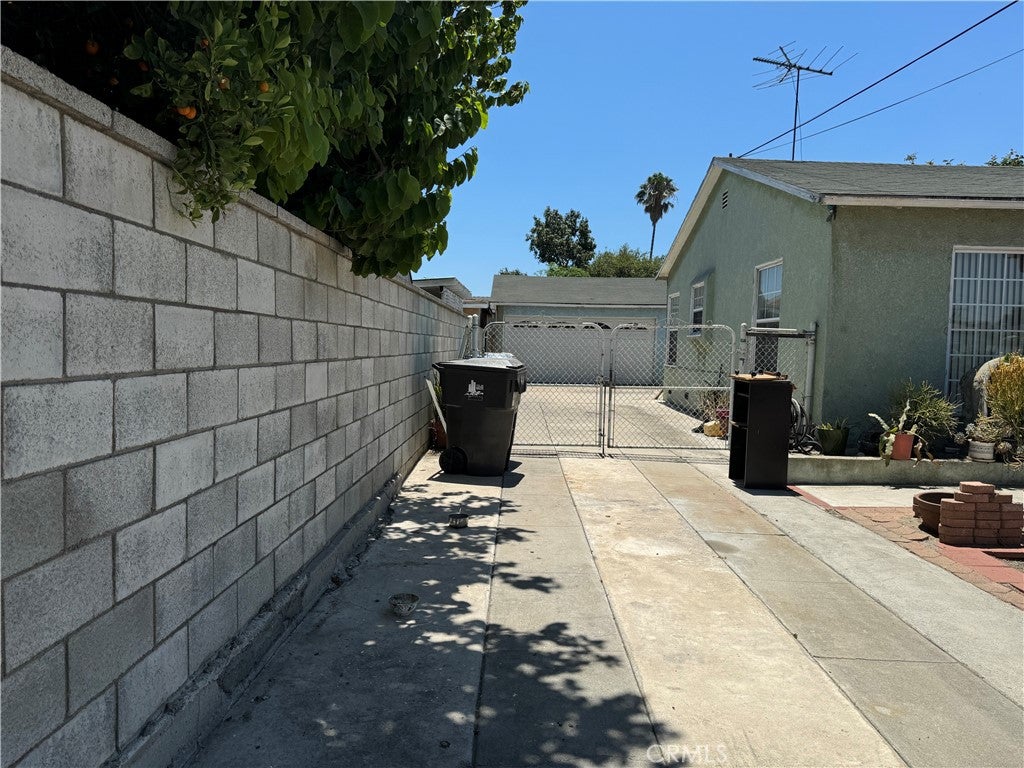 1418 W Burnett