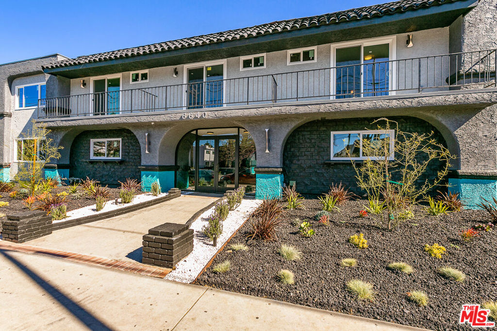 Van Nuys / Lake Balboa Modern 1 Bed, 1 Bath Apartment with Gated ParkingSpacious and efficient 1-bedroom, 1-bath unit located on the first floor of a 34-unit courtyard building. Enjoy amenities like a refreshing pool and on-site laundry. The unit features modern finishes, including stainless steel appliances, microwave, dishwasher, and central AC/heat. The bathroom is upgraded with tile, and the bedroom offers ample natural light and closet space. One gated parking spot included.