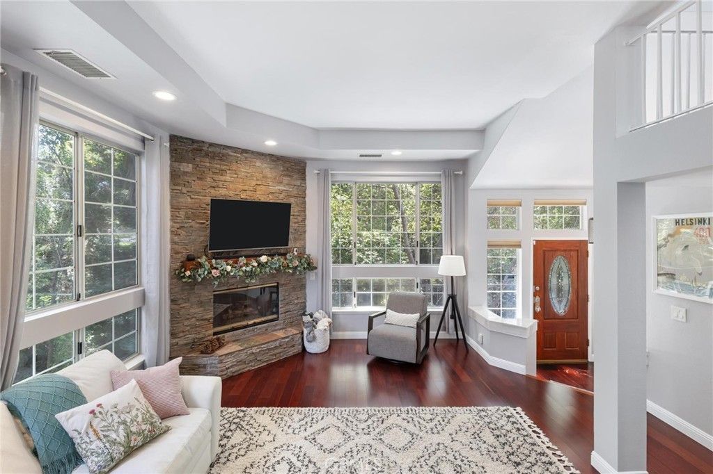 Photo of 23163 Mulholland Drive Unit 6 Dr, Woodland Hills, CA 91364 (MLS # SR25279142)