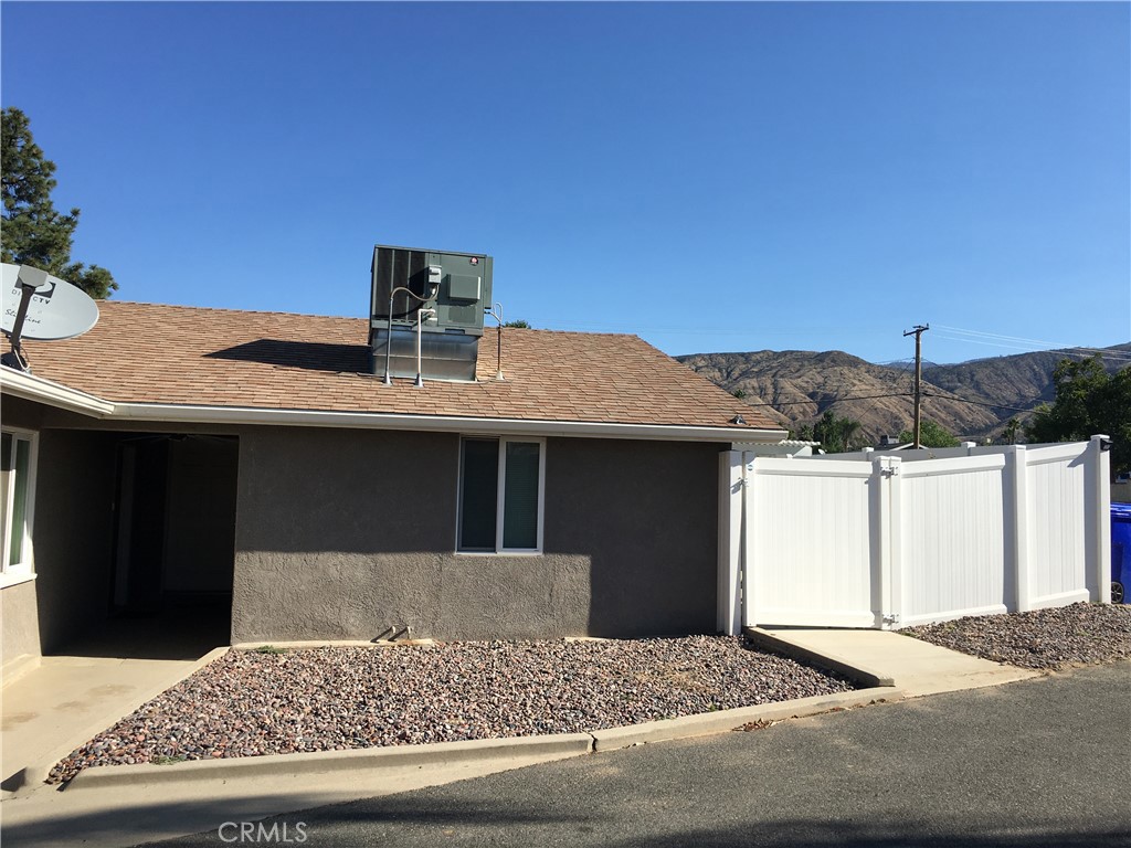 Charming 1 bedroom/1 bath ADU located at the corner of Bryant and Fir. This home features a spacious living room with laminated flooring, kitchen with granite countertops, stove and fridge. Also comes with washer and dryer hook up. There is a covered patio on the side and access to the backyard.