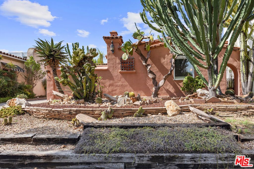 Photo of 931 S Ogden Drive, Los Angeles, CA 90036 (MLS # 25598179)