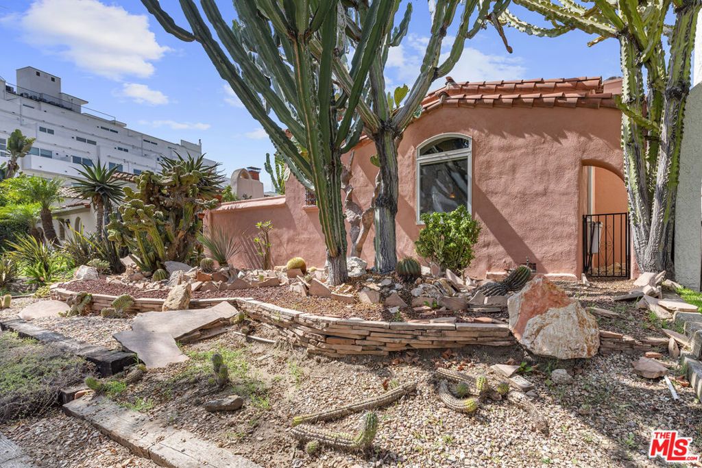 Photo of 931 S Ogden Drive, Los Angeles, CA 90036 (MLS # 25598179)