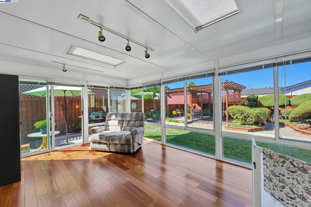 CREEKSIDE - Residential