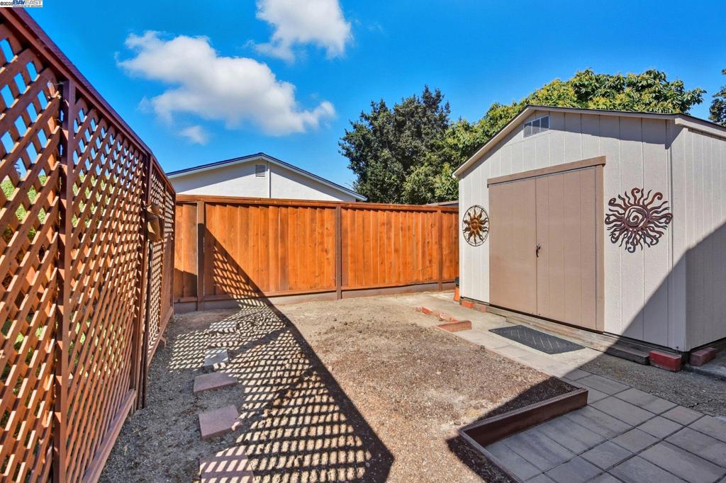 CREEKSIDE - Residential