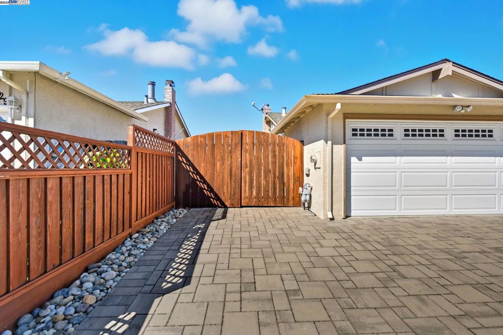 CREEKSIDE - Residential